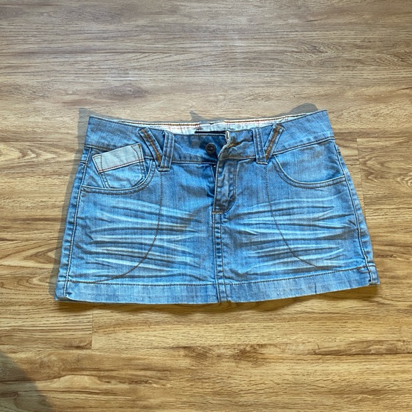 Light wash y2k denim mini skirt - Picture 1 of 3